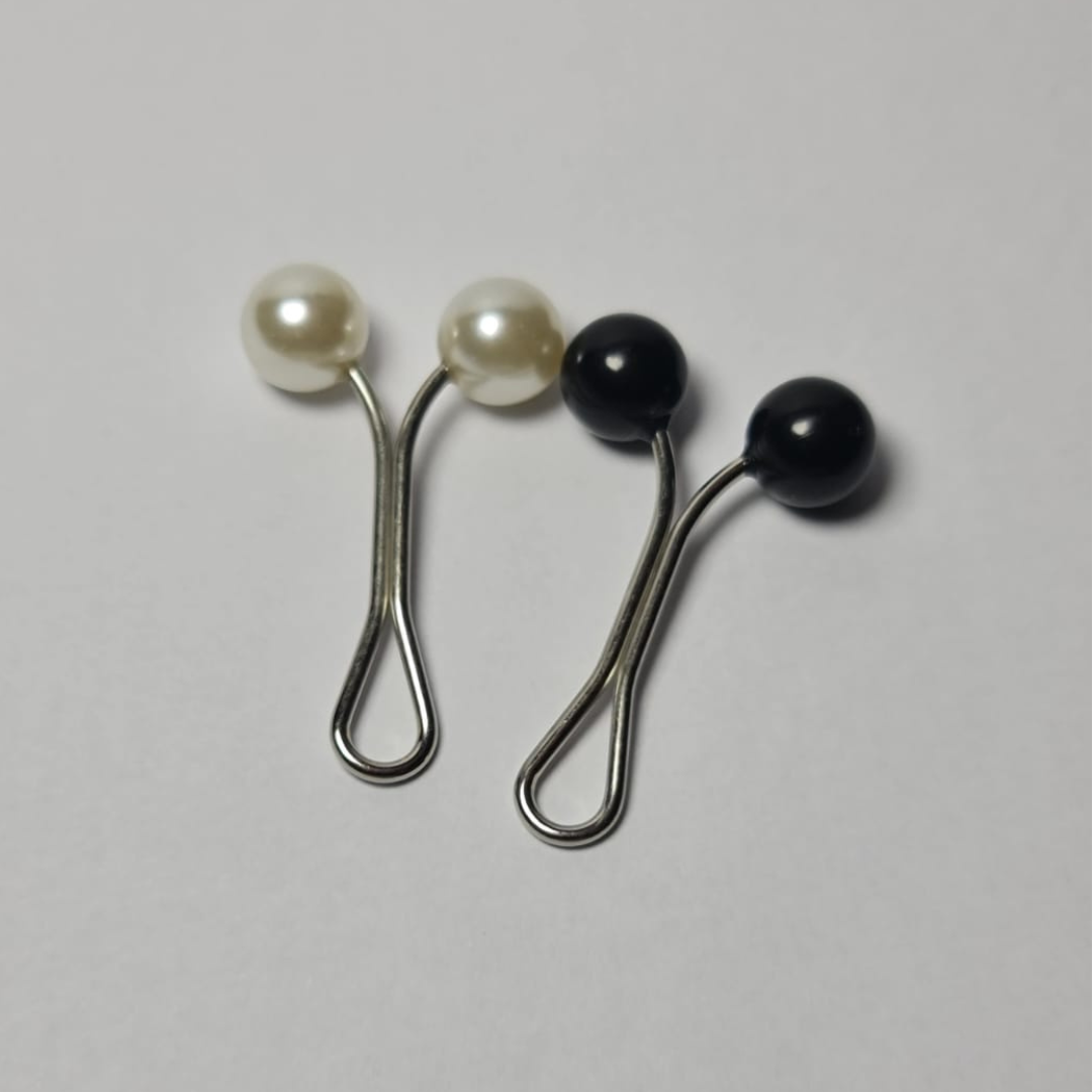 Turkish Hijab Pin (black & white)