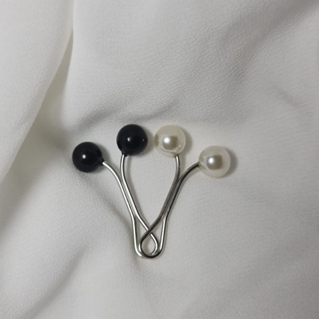 Turkish Hijab Pin (black & white)