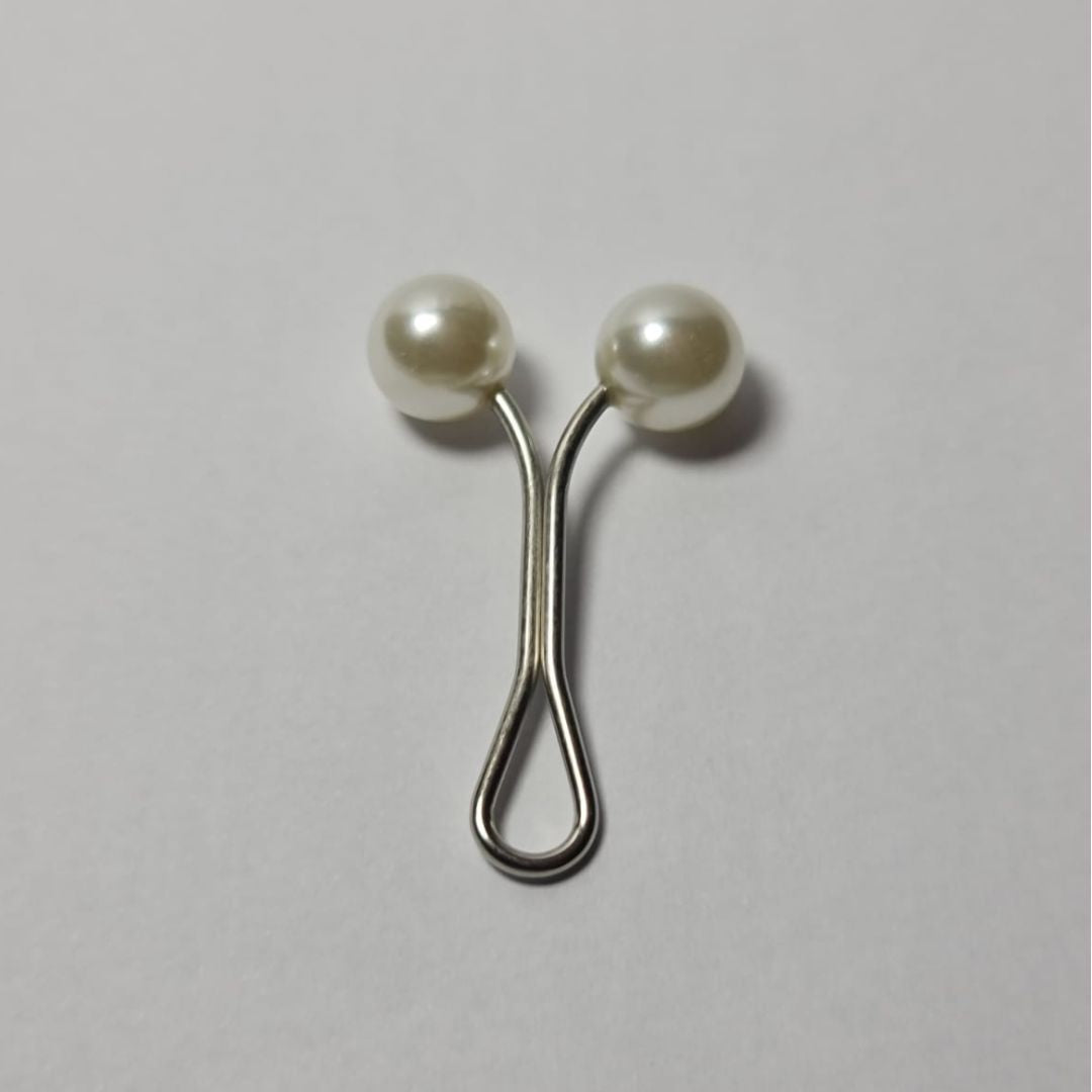 Turkish Hijab Pin (black & white)