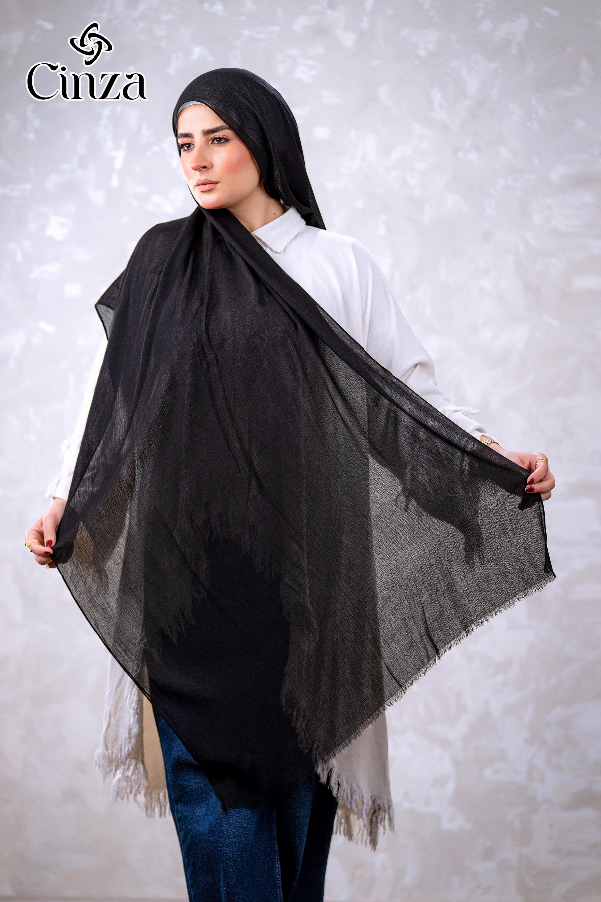Black cotton sponge hijab by Cinza