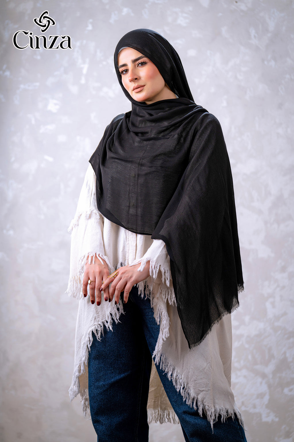 Lightweight black cotton hijab by Cinza